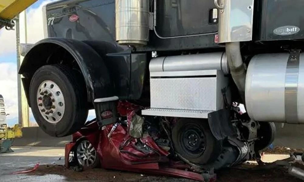 ΗΠΑ: Γλίτωσε από του χάρου τα δόντια-Νταλίκα έλιωσε το αμάξι της(εικόνες)